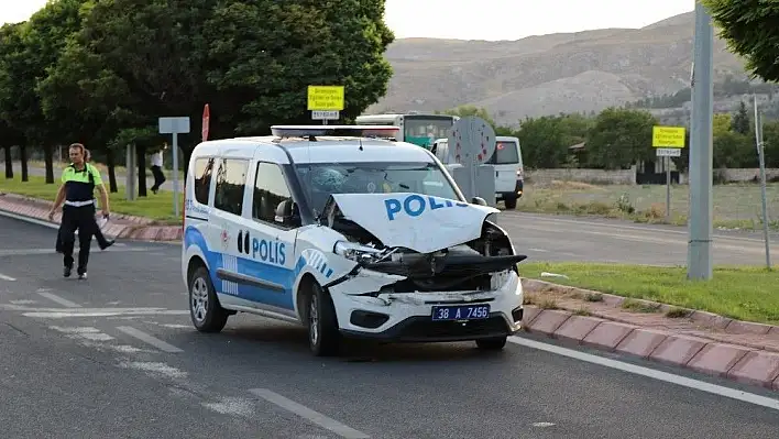 Polis otosu halk otobüsüne çarptı: 2 polis yaralı
