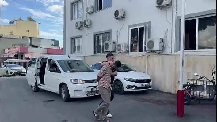 Havaya ateş açıp çocukların üzerini arayan sahte polis yakalandı!