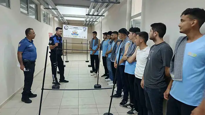 'Sizinle güvenli yarınlara' projesiyle gençler astsubay oldu