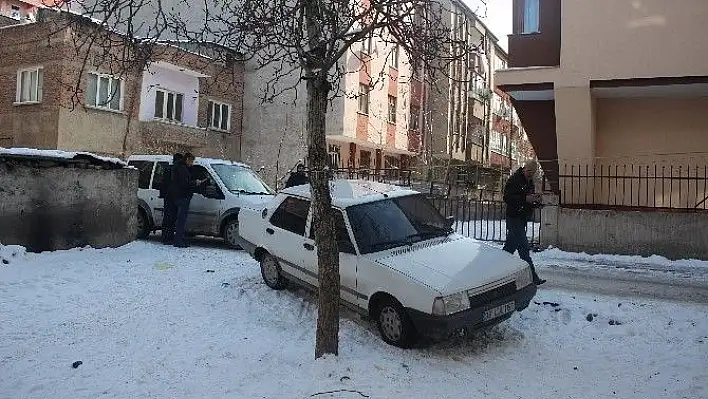 Polisin kovaladığı hırsızlar aracı bırakıp kaçtı