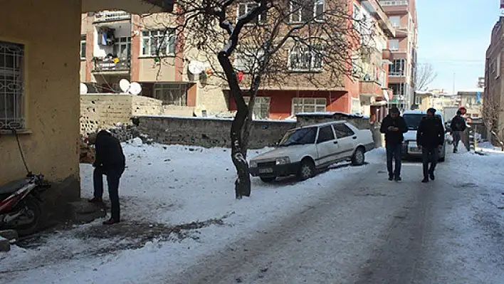 Polisin kovaladığı hırsızlar aracı bırakıp kaçtı