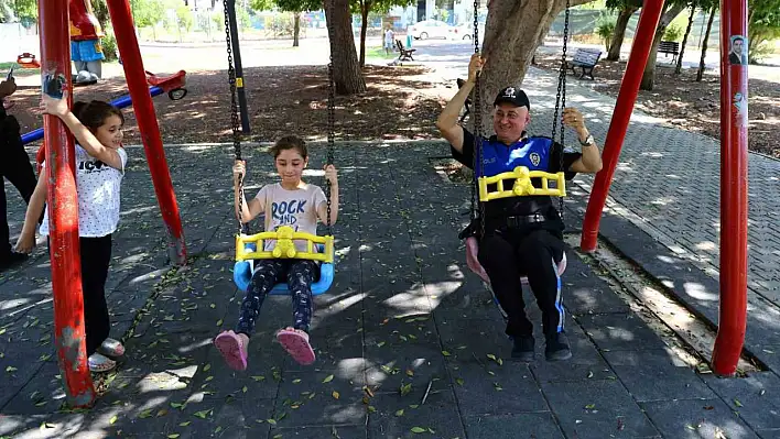 Polis ekipleri çocukları önce uyardı sonra onlarla oyun oynadı