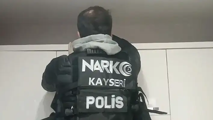 Polisten eve baskın! Bakın neler buldular