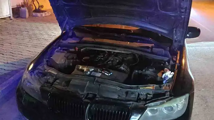 Aracın kaputunda silah ve uyuşturucu ele geçirildi