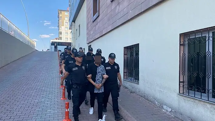 Kayseri'de 11 araca zarar veren şüpheliler hakim karşısında