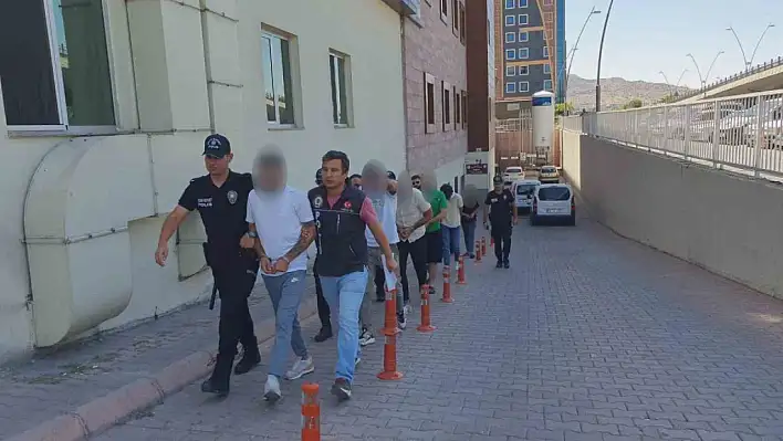 Uyuşturucu tacirleri adliyeye sevk edildi
