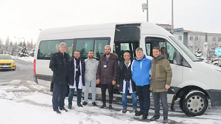 Profesörler, hemşireler gönüllü olarak yola çıktı