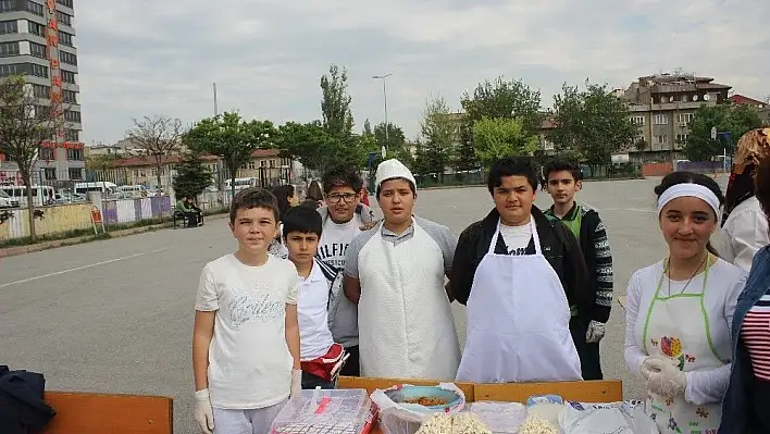Refika Küçükçalık Ortaokulu'nda 'TÜBİTAK Bilim Fuarı' açıldı