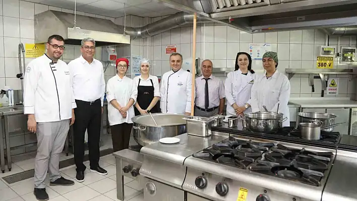 Rektör, personeline aşure pişirdi