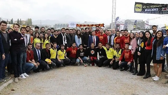 Rektör Çalış Güzfest 2018'de öğrencilere eşlik etti
