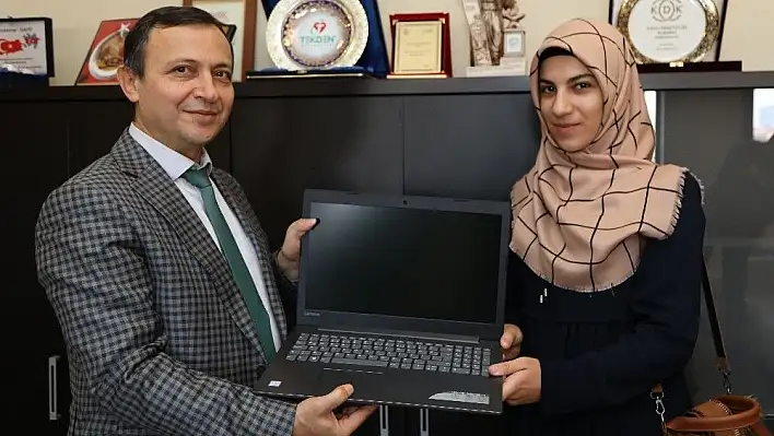 Rektör Çalış, Üniversite Sınavında İlk 1000'e Girerek İlk Tercih Olarak ERÜ'ye Yerleşen Öğrencilere Laptop Hediye Etti
