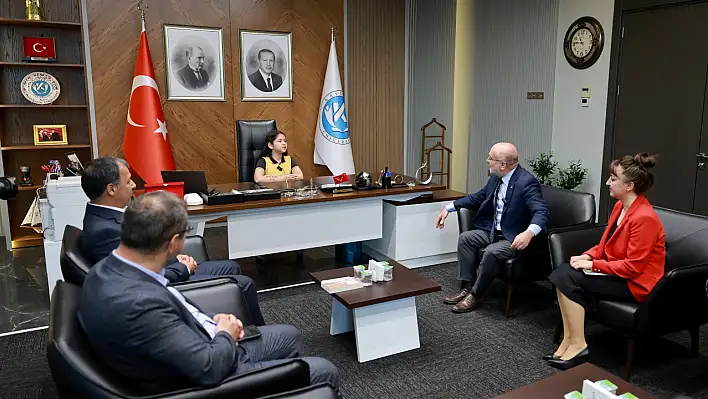 Rektör, koltuğunu devretti