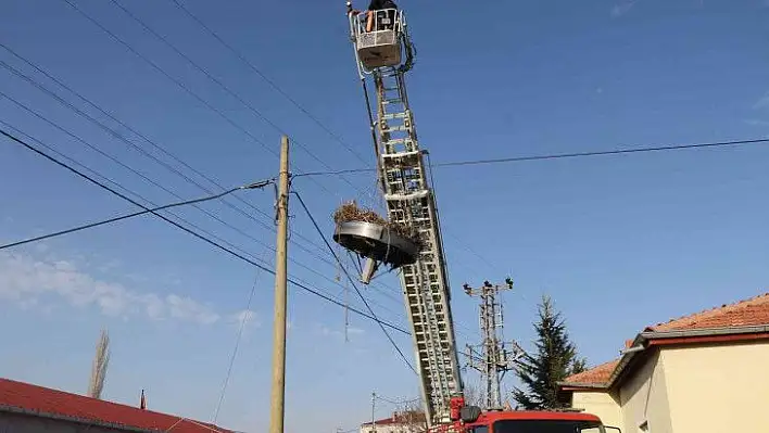 Rüzgar nedeniyle yıkılan leylek yuvası onarıldı