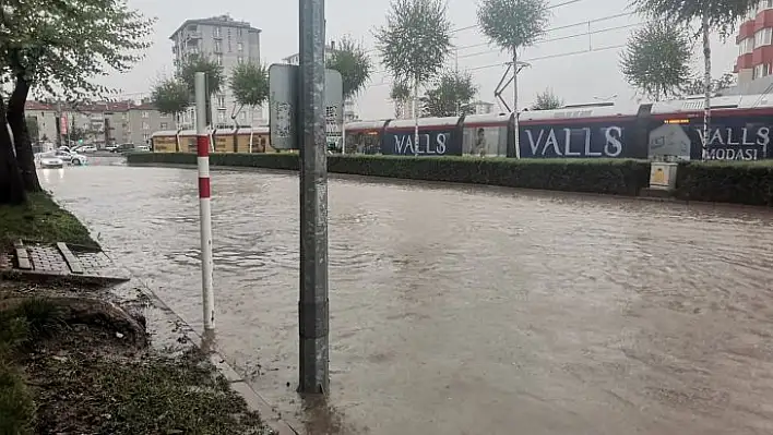 Sağanak yağış hayatı olumsuz etkiledi