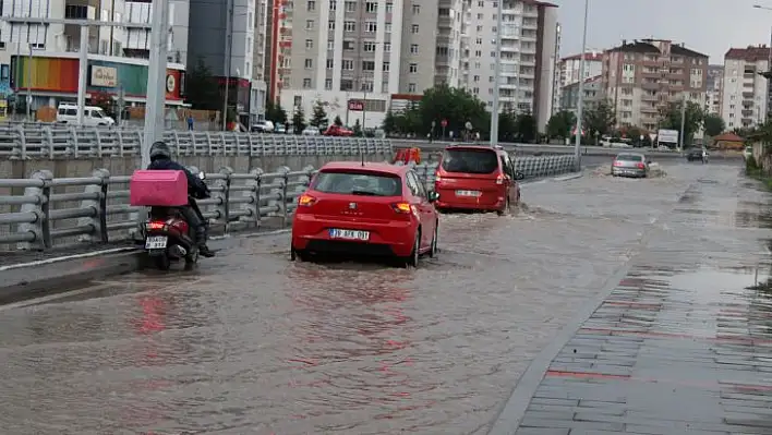 Sağanak yağış hayatı olumsuz etkiledi