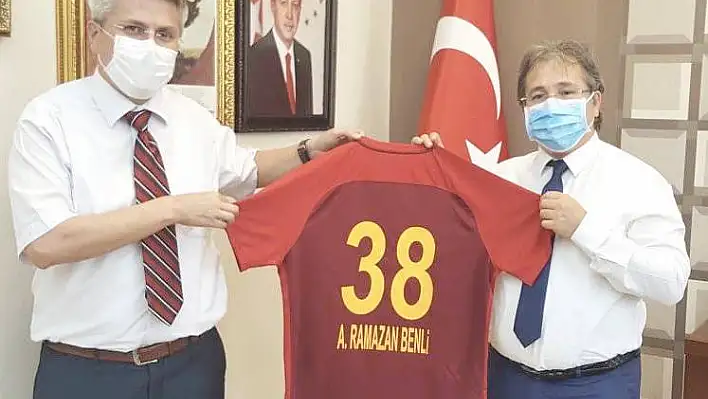 Sağlık Müdürü ve Başhekime Kayserispor forması