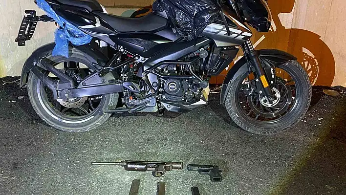 Dur ihtarına uymadılar, tabanca attılar, yine de yakalandılar