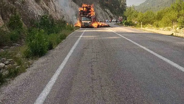 Balya yüklü araç alevlere teslim oldu