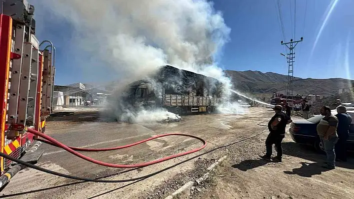 Seyir halindeki kamyonun saman yükü alev aldı