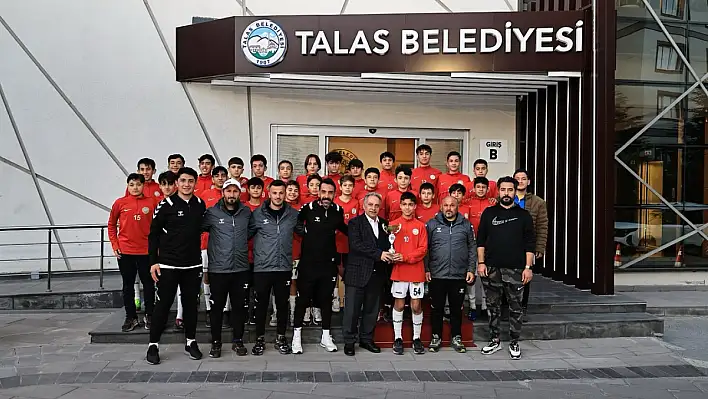 Şampiyon gençlerden Başkan'a özel hediye