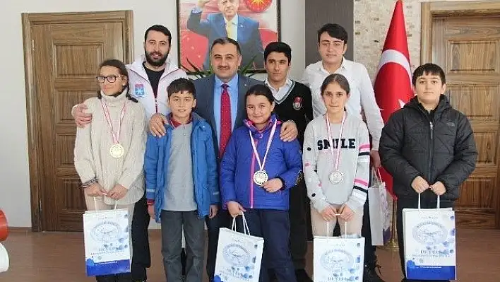 Şampiyona öncesi kayak sporcularından Başkan Cabbar'a ziyaret