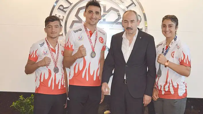 Şampiyonlar Gülsoy'u ziyaret etti