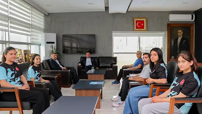 Şampiyonlardan Müdüre ziyaret