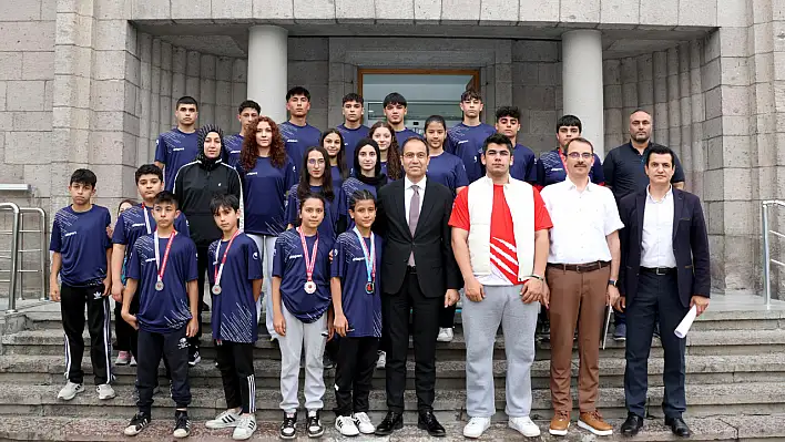 Şampiyonlardan Müdüre ziyaret