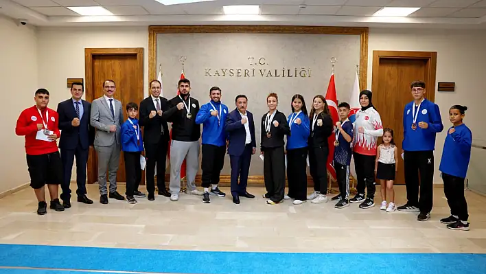Şampiyonlardan Vali Çiçek'e ziyaret
