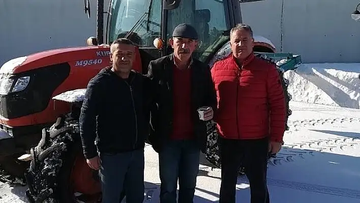 Şampiyonluk maçına çıkacak takımları için stadı mahalle halkı temizledi
