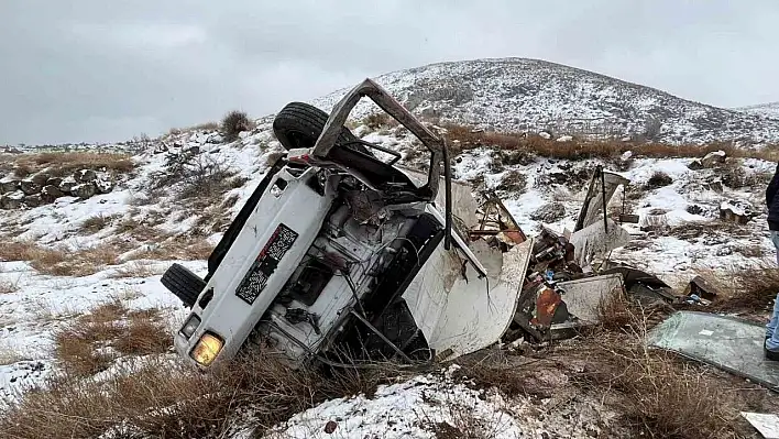 Şarampole devrilen kamyonet hurdaya döndü! 1 kişi...