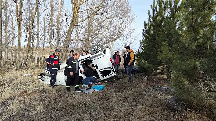 Şarampole uçan araçtaki 2 kişi...