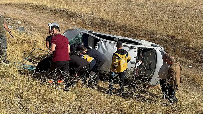 Şarampole uçan otomobildeki 4 kişi güçlükle çıkartıldı!