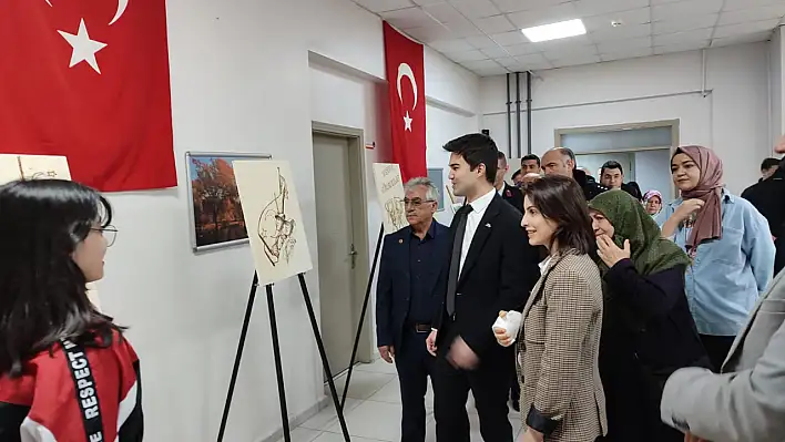 Sarıoğlan'da Çanakkale ruhunu yansıtan ahşap yakma sergisi açıldı