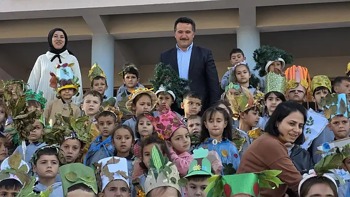 Sarıoğlan'da öğrenciler 'Yeşil Vatan' için podyuma çıktı