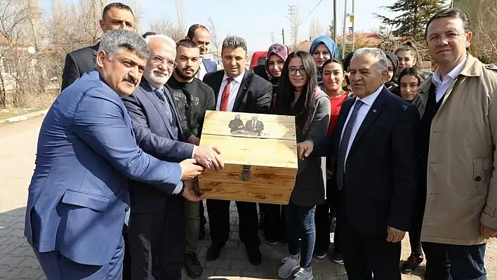 Sarıoğlan ziyaretinde Başkan Büyükkılıç'a şaşırtan hediye