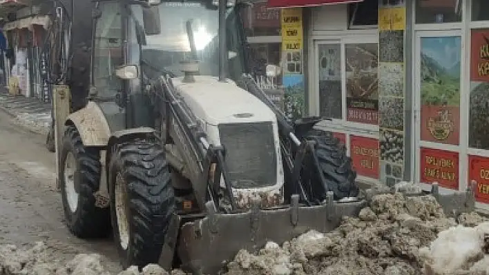 Sarız'da karla mücadele devam ediyor