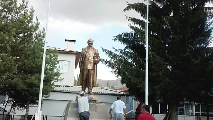 Sarız Meydanı'na yeni Atatürk Anıtı