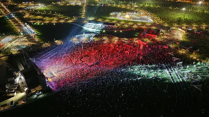 Kayseri'de şarkıları hep bir ağızdan söylenmişti! Ünlü sanatçıdan konser sonrası dikkat çeken açıklama