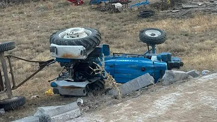 Buğday yüklü traktör devrildi: devv2 kişi öldü