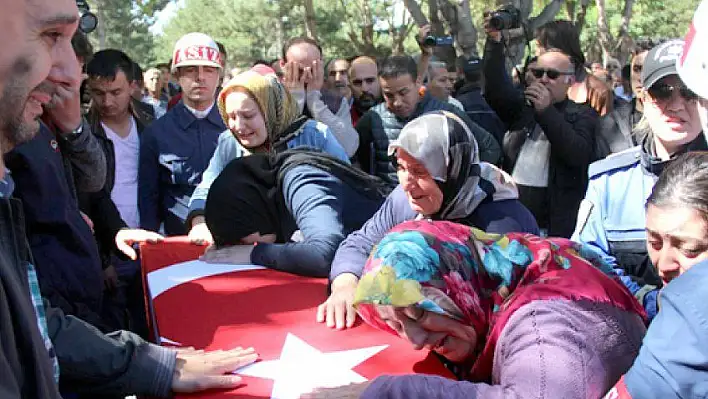 Şehidin 1 aylık nişanlısından yürek yakan veda 