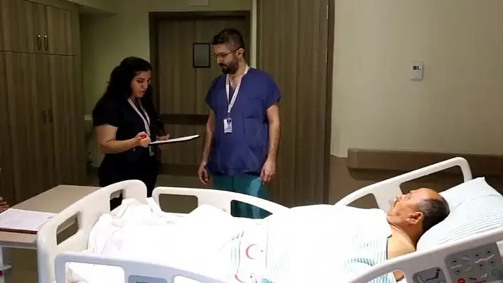Şehir Hastanesinde bir hasta eş zamanlı iki ameliyatla sağlığına kavuştu
