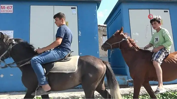 Şehir kovboyları caddede atla dolaştı
