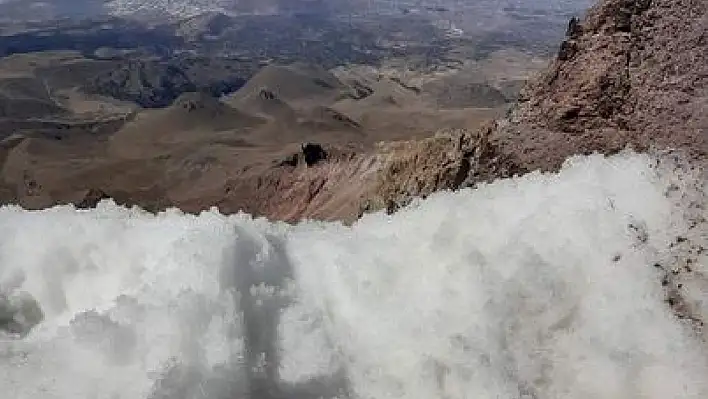 Şehir merkezinden görünmüyor ama Erciyes'te meğer kar varmış!