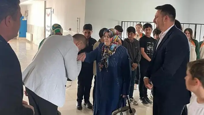Şehit ailesi okulda onurla ağırlandı
