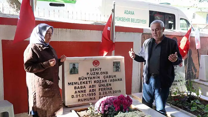 Şehit babası oğlunun kabrinin başından ayrılmıyor