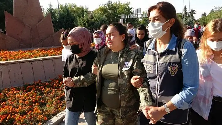 Şehitlere seslendi: 'Ağabeylerim Mücahit'i getirdim size'