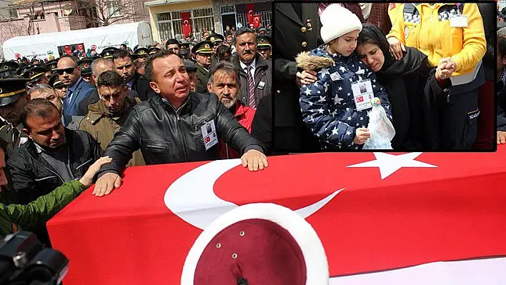 Şehit kızı Evla, babasını oyuncak bebeğiyle uğurladı