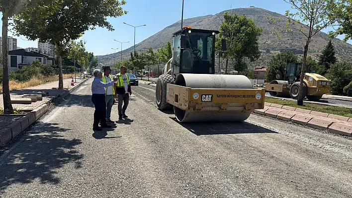 Şehit Komandolar Caddesi'ne 10 bin ton asfalt seriliyor
