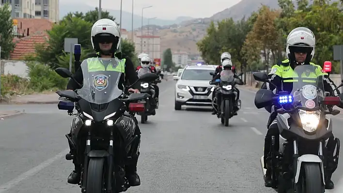 Şehit polis çocuklarına polis korteji eşliğinde ilk gün sürprizi